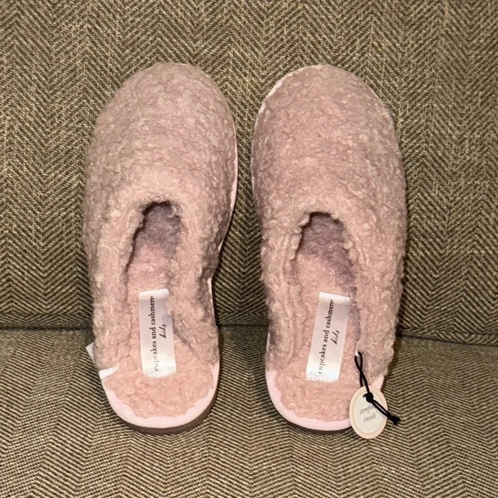 NWT CUPCAKES & CASHMERE KIDS Cozy Pink Slippers Shoes FAUX FUR UPPER (SIZE 3)